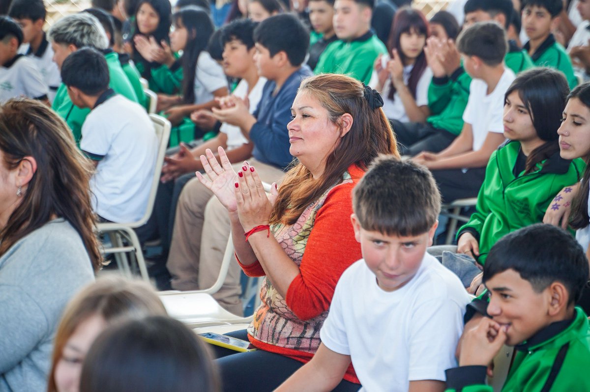gobdecordoba's tweet photo. En #BellVille, el gobernador @MartinLlaryora inauguró el nuevo polideportivo del IPEM 140 Domingo Faustino Sarmiento.👫

🏀El espacio permitirá que los estudiantes realicen actividades deportivas dentro del establecimiento y también podrá ser utilizado por los vecinos.

La obra comprende un playón cubierto de aproximadamente 600 metros cuadrados, con infraestructura para realizar: fútbol, básquet y vóley, entre otras actividades. 🏐⚽️

Durante el acto, el mandatario provincial anunció además un aporte de $50 millones para refaccionar la cancha de fútbol, los sanitarios, y mejorar el sector recreativo del establecimiento. 🙌

🗣️“Construir polideportivos es algo hermoso, porque es la posibilidad de construir que los chicos estén en la escuela, estén en el deporte y construir junto a los chicos los mejores valores”, expresó el gobernador.

#HacerParaCrecer
