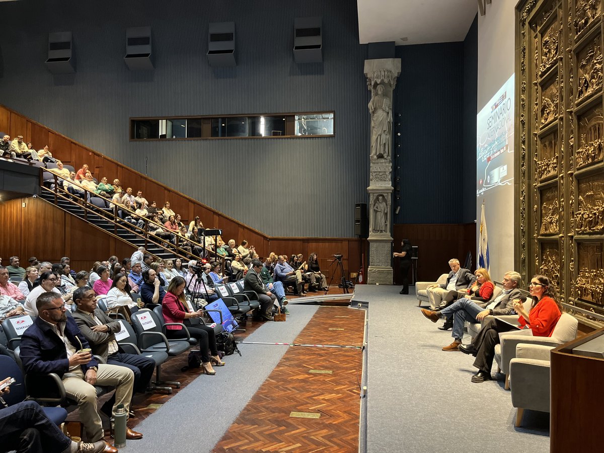 uniamericas's tweet photo. 🇺🇾 Desde Montevideo, sindicatos de distintos países de la región debaten sobre negociación colectiva y futuro del trabajo, en un encuentro organizado por la Federación Uruguaya de la Salud.

🌎 UNI Américas participa como invitada en este espacio regional. 🧵⬇️ https://t.co/9XURdmZU2x