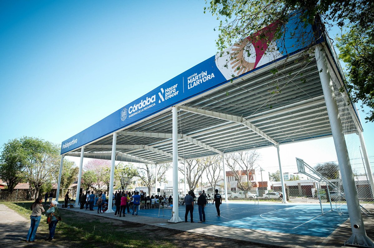gobdecordoba's tweet photo. En #BellVille, el gobernador @MartinLlaryora inauguró el nuevo polideportivo del IPEM 140 Domingo Faustino Sarmiento.👫

🏀El espacio permitirá que los estudiantes realicen actividades deportivas dentro del establecimiento y también podrá ser utilizado por los vecinos.

La obra comprende un playón cubierto de aproximadamente 600 metros cuadrados, con infraestructura para realizar: fútbol, básquet y vóley, entre otras actividades. 🏐⚽️

Durante el acto, el mandatario provincial anunció además un aporte de $50 millones para refaccionar la cancha de fútbol, los sanitarios, y mejorar el sector recreativo del establecimiento. 🙌

🗣️“Construir polideportivos es algo hermoso, porque es la posibilidad de construir que los chicos estén en la escuela, estén en el deporte y construir junto a los chicos los mejores valores”, expresó el gobernador.

#HacerParaCrecer