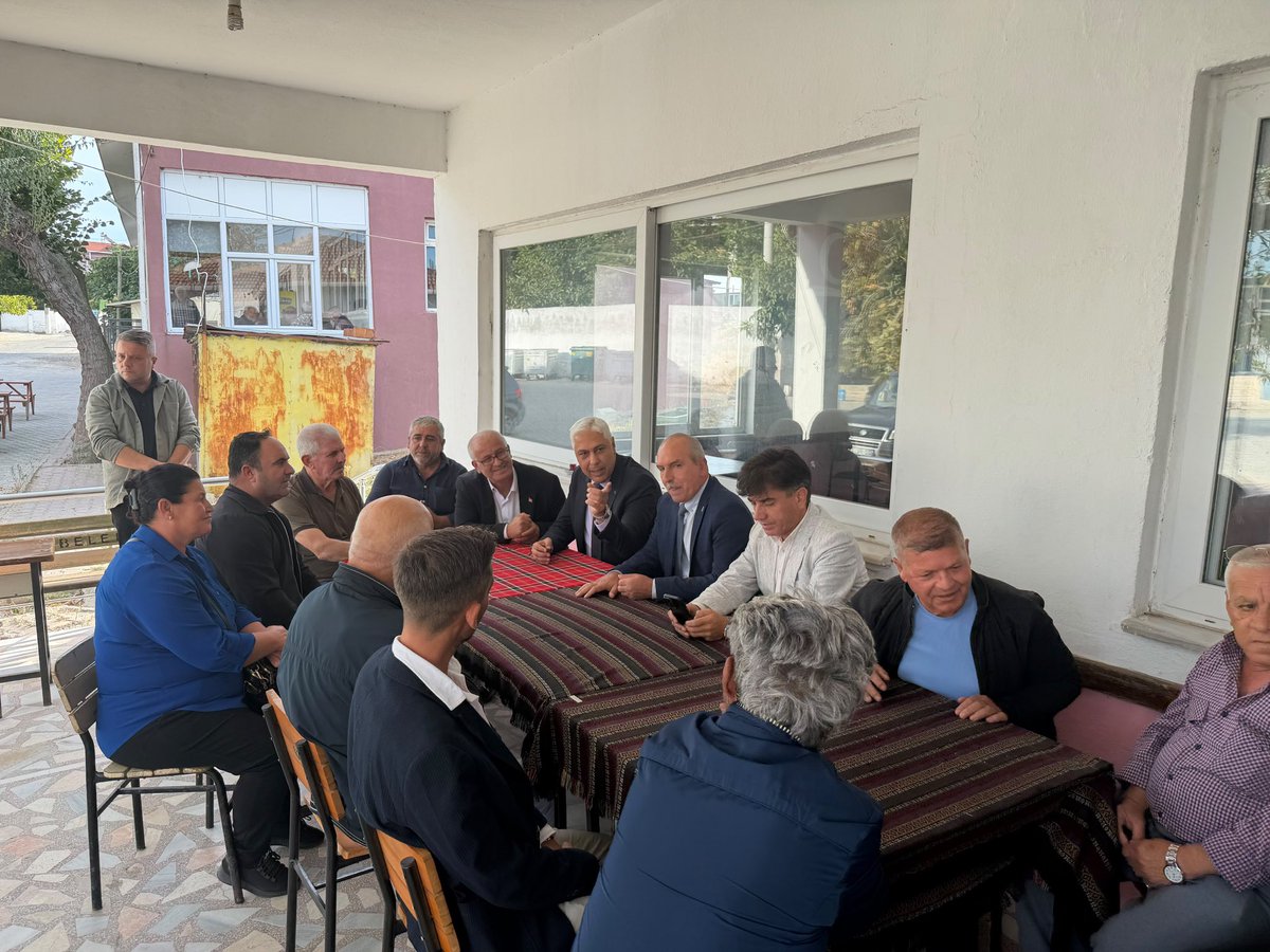 BarisOzerol's tweet photo. 📍 Edirne

Enez programımızın son durağında Vakıf Köyümüzü ziyaret ederek hemşehrilerimizle bir araya geldik.

AK Parti Enez İlçe Başkanımız Ali Mercanoğlu ile birlikte köy sakinlerimizin talep ve beklentilerini dinledik, samimi sohbetlerine ortak olduk; Cumhurbaşkanımız Sayın @RTErdogan’ın selamlarını ilettik.

Misafirperverlikleri ve güzel sohbetleri için tüm hemşehrilerimize teşekkür ediyorum.

#TürkiyeYüzyılıBuluşmaları