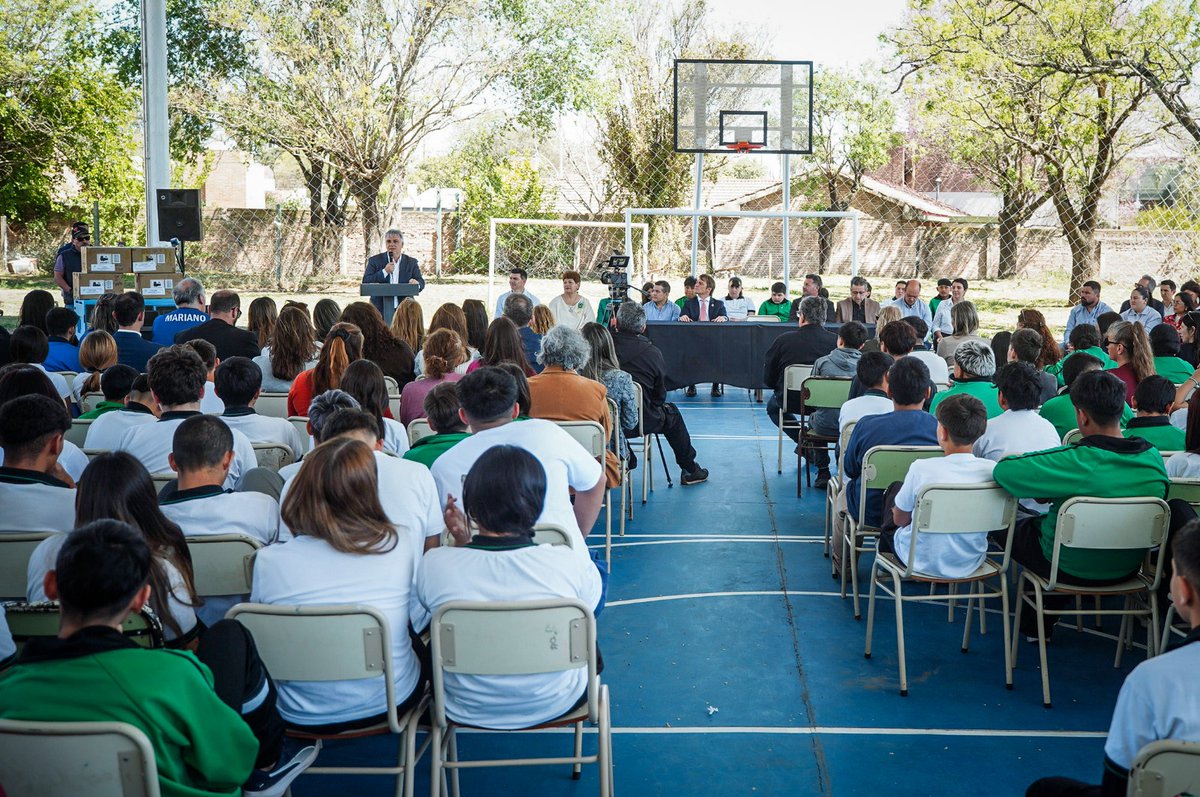 gobdecordoba's tweet photo. En #BellVille, el gobernador @MartinLlaryora inauguró el nuevo polideportivo del IPEM 140 Domingo Faustino Sarmiento.👫

🏀El espacio permitirá que los estudiantes realicen actividades deportivas dentro del establecimiento y también podrá ser utilizado por los vecinos.

La obra comprende un playón cubierto de aproximadamente 600 metros cuadrados, con infraestructura para realizar: fútbol, básquet y vóley, entre otras actividades. 🏐⚽️

Durante el acto, el mandatario provincial anunció además un aporte de $50 millones para refaccionar la cancha de fútbol, los sanitarios, y mejorar el sector recreativo del establecimiento. 🙌

🗣️“Construir polideportivos es algo hermoso, porque es la posibilidad de construir que los chicos estén en la escuela, estén en el deporte y construir junto a los chicos los mejores valores”, expresó el gobernador.

#HacerParaCrecer