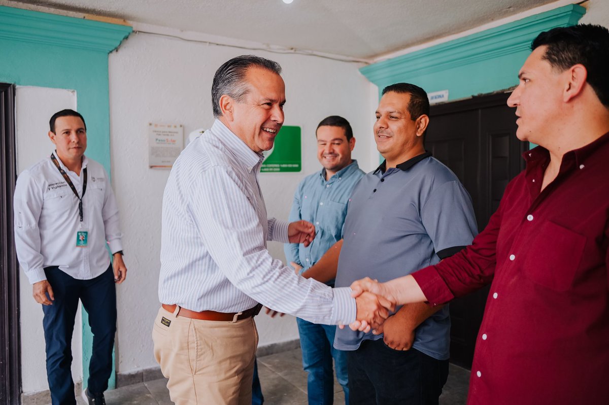 tonoastiazaran's tweet photo. Regresamos a Fundación Palo Verde para cumplir una promesa con esta institución que desde 2015 brinda atención y acompañamiento a personas con adicciones.

Junto a mi esposa @pattyruibal, entregamos una nueva VAN que les permitirá trasladar a sus usuarios a consultas médicas, actividades deportivas, entre otras. 🚐 
Esto se suma al apoyo previo de Peso Solar, con paneles solares y acciones de eficiencia energética. ☀️ 🤝

¡Seguiremos respaldando su importante labor! #EnLaHAvanzamosJuntos
