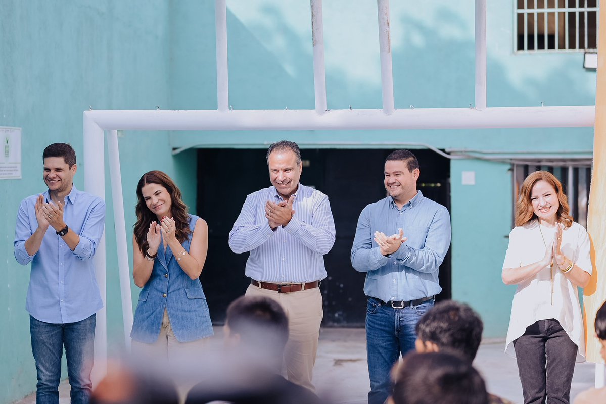 tonoastiazaran's tweet photo. Regresamos a Fundación Palo Verde para cumplir una promesa con esta institución que desde 2015 brinda atención y acompañamiento a personas con adicciones.

Junto a mi esposa @pattyruibal, entregamos una nueva VAN que les permitirá trasladar a sus usuarios a consultas médicas, actividades deportivas, entre otras. 🚐 
Esto se suma al apoyo previo de Peso Solar, con paneles solares y acciones de eficiencia energética. ☀️ 🤝

¡Seguiremos respaldando su importante labor! #EnLaHAvanzamosJuntos