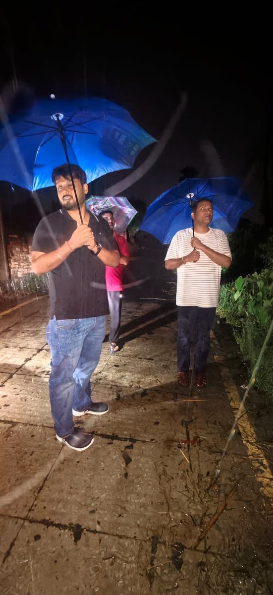 esdrosera's tweet photo. ⚡ भारी बारिश के बीच कार्यपालक विद्युत अभियंता, सहायक विद्युत अभियंता एवं कनीय विद्युत अभियंता अपने-अपने क्षेत्रों में भ्रमण कर कर्मियों के साथ पावर रिस्टोरेशन कार्य की लगातार मॉनिटरिंग कर रहे हैं। बाधित विद्युत आपूर्ति को शीघ्र बहाल करने हेतु पूरी टीम तत्परता से कार्यरत है। 🌧️⚡ https://t.co/eWp6vOIwxc