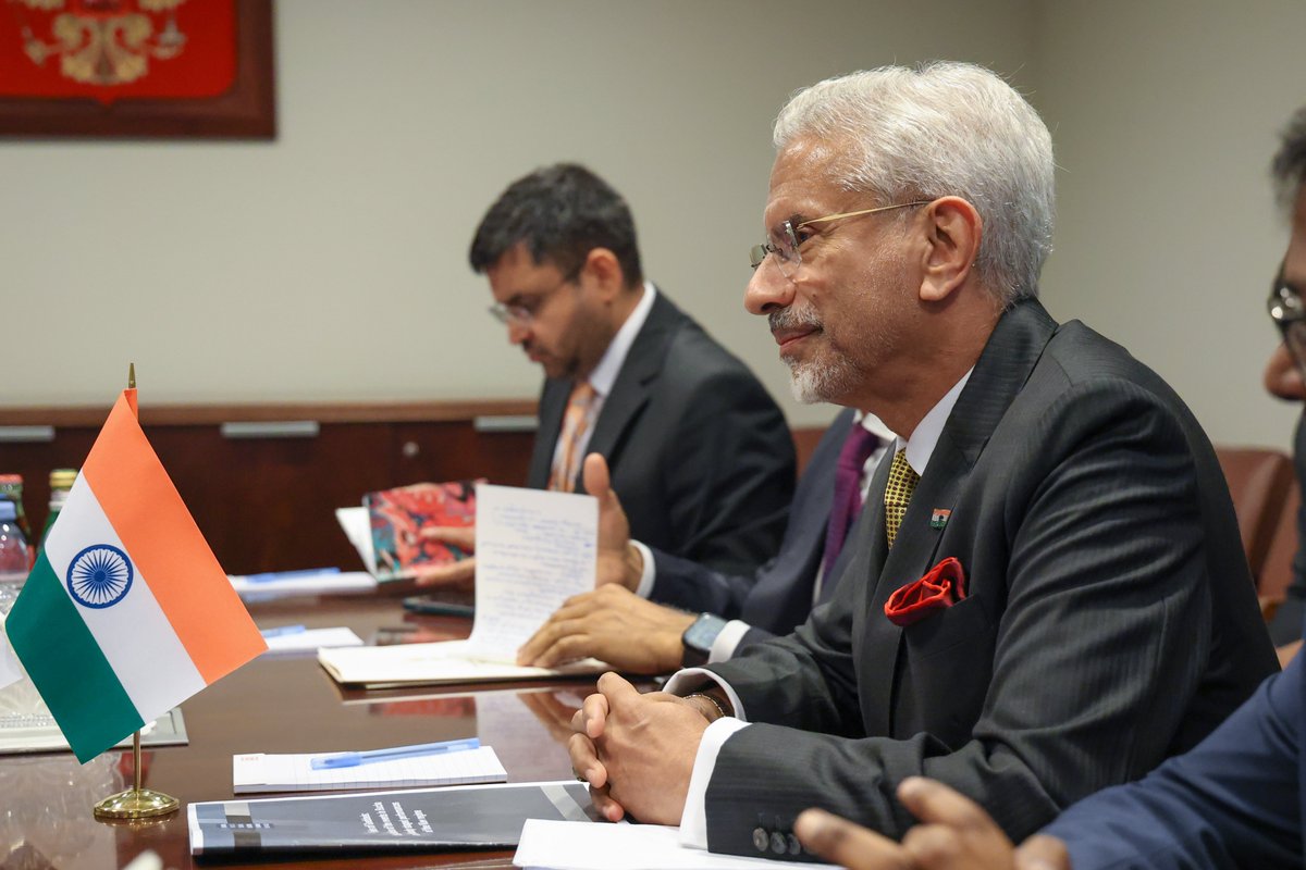 mfa_russia's tweet photo. 🇷🇺🇮🇳 On Sept 25, FM #Lavrov met with India’s FM @DrSJaishankar at #UNGA81.

The Sides reaffirmed their commitment to strengthening the Special &amp; Privileged #RussiaIndia Strategic Partnership &amp; close coordination at the #UN, #G20 &amp; #BRICS.

https://t.co/fNzQ3auL0m

#DruzhbaDosti https://t.co/p0vKvGwAim