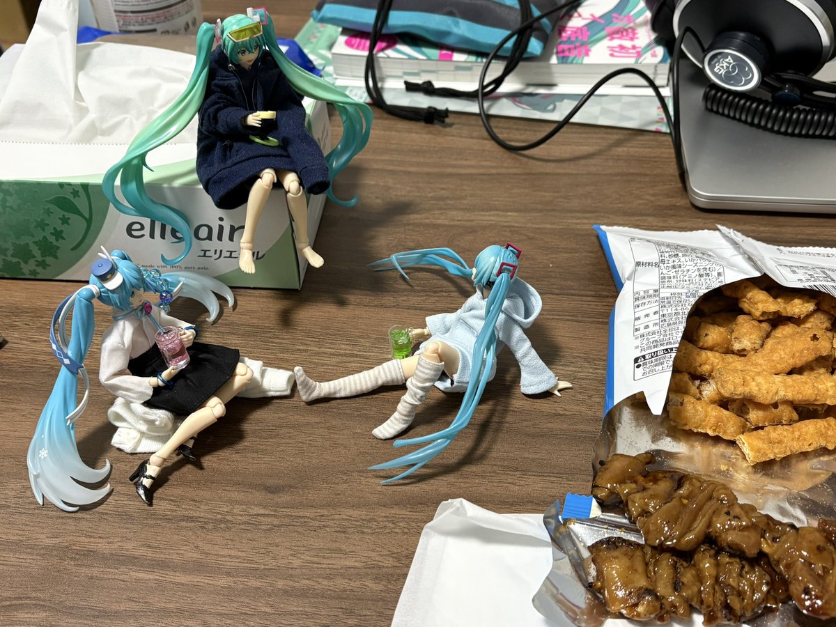 Hatsune01_love's tweet photo. うちの子らの団欒集
①俺ん家恒例 指に掴まり隊
②トゥちゃんのバケモノ具合に気付く
③新居での4人全員で晩酌
④恒例のうちの子全員で掴まり隊
#figmaster https://t.co/G4zw6QD1Yu