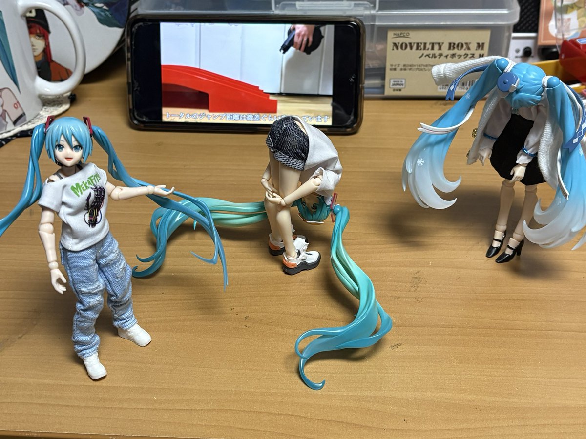 Hatsune01_love's tweet photo. うちの子らの団欒集
①俺ん家恒例 指に掴まり隊
②トゥちゃんのバケモノ具合に気付く
③新居での4人全員で晩酌
④恒例のうちの子全員で掴まり隊
#figmaster https://t.co/G4zw6QD1Yu