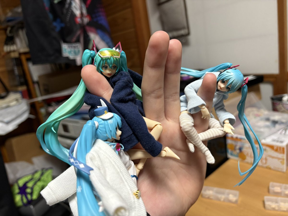 Hatsune01_love's tweet photo. うちの子らの団欒集
①俺ん家恒例 指に掴まり隊
②トゥちゃんのバケモノ具合に気付く
③新居での4人全員で晩酌
④恒例のうちの子全員で掴まり隊
#figmaster https://t.co/G4zw6QD1Yu