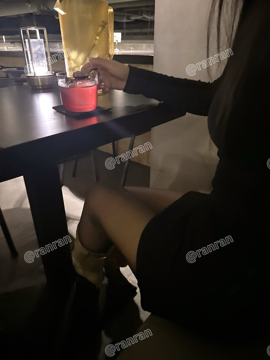 ranran67987's tweet photo. 第一次和单约酒，特意挑选了二楼没人的角落，单男哥哥在爸爸面前不停玩弄冉冉的丝袜脚，酒精加持下冉冉的淫水真的好多，丝袜都湿透了，��时真的好想吃爸爸的大肉棒，好想被爸爸填满，坏爸爸故意不满足冉冉，好讨厌😭
有粉丝宝宝知道这是郑州哪家酒吧嘛？
想约酒唱k的单男夫妻可以联系我们哦🥰 https://t.co/nbiYx5H49j