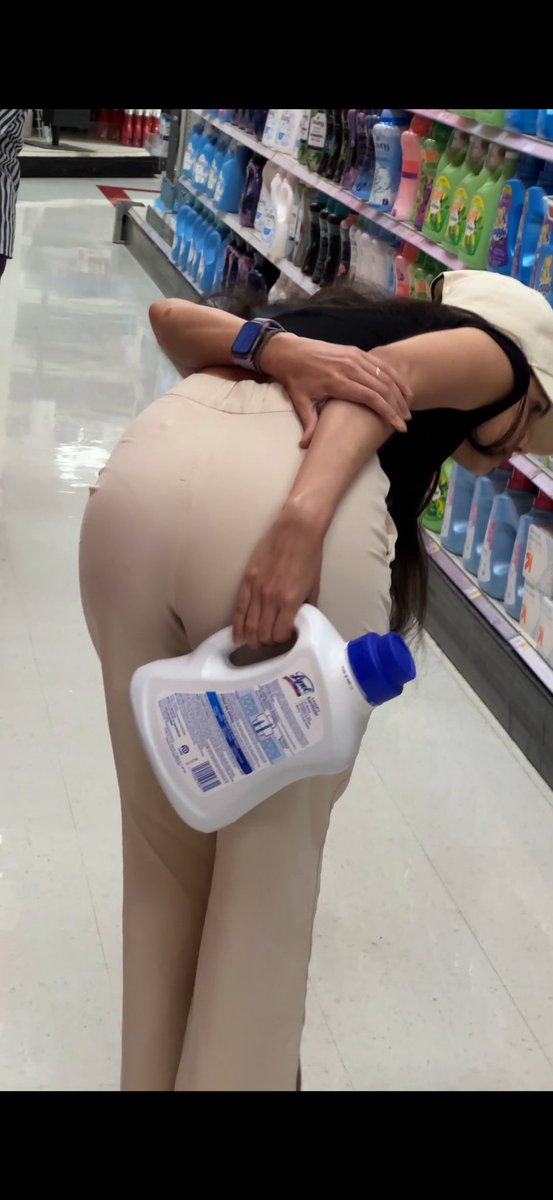 browny44's tweet photo. Weird she had to kno I was creep shooting it’s like she bent that fat ass right over for the camera 😭🤦🏽‍♂️ #creepshot #thot #candid #candidass #thick #hs #bbc https://t.co/Rg5HMcKnuX