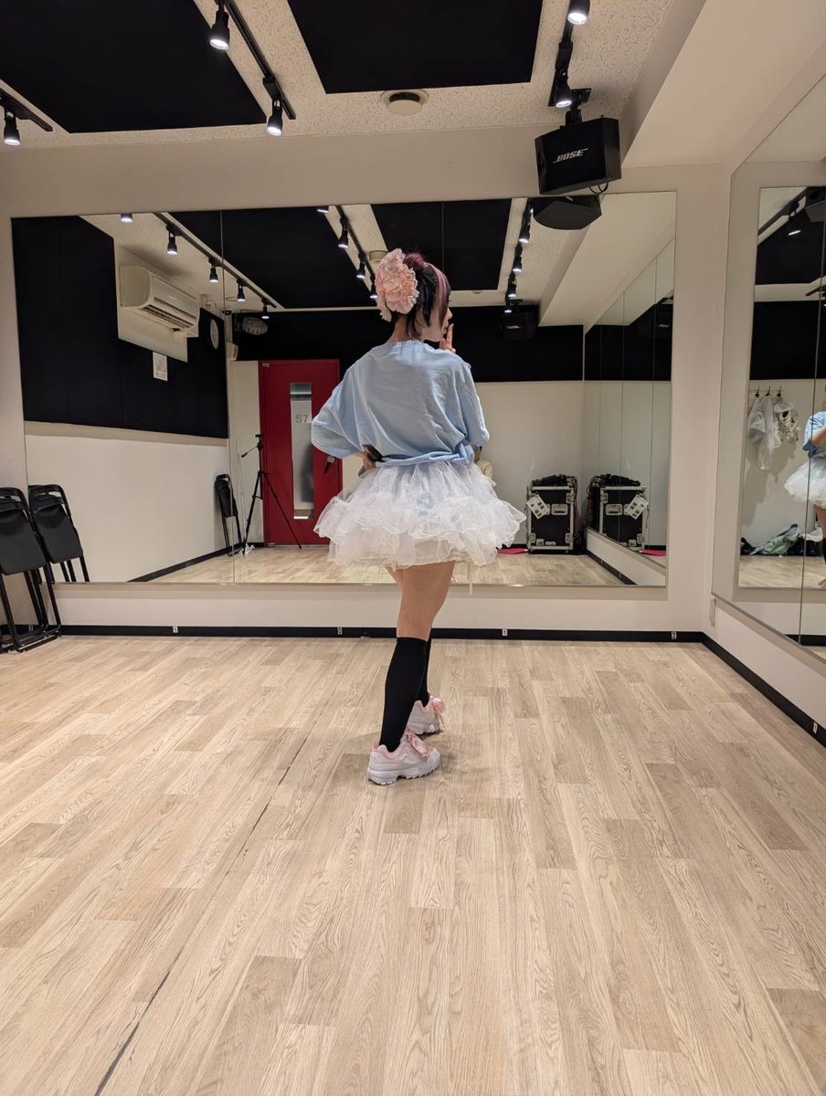 anomoco0926's tweet photo. 22時までレッスンして来ました！
今回はたくさん話し合いを重ねた結果、急な脱退があり、もこがまだ研究生という事もあって、お披露目できる曲がSEと『負けなしのスター』という曲のみになります。楽しみにされてた方には申し訳ないのですが、この曲のラストはガチ恋向上してくれたら嬉しいです🥲🩷 https://t.co/V9QVgYYgb0