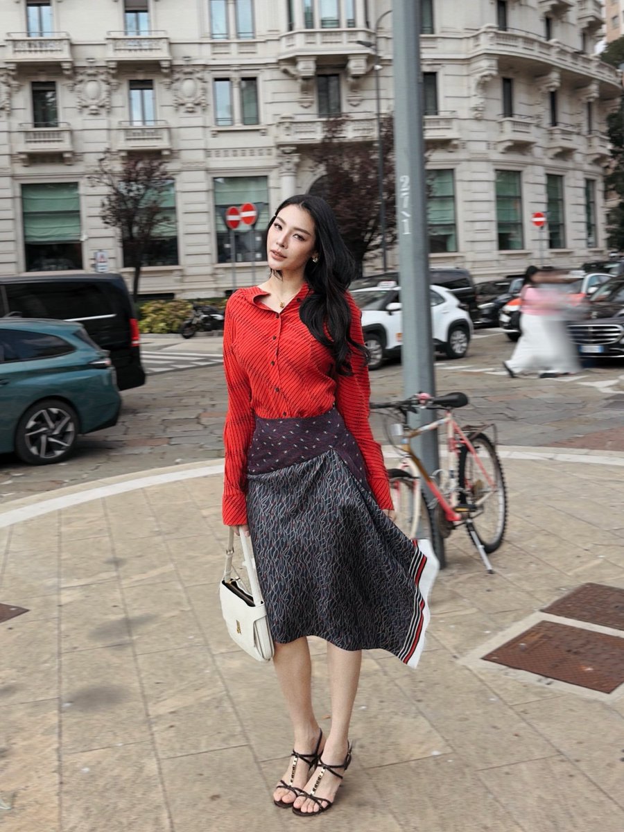 feiiiOiii's tweet photo. The Ferragamo red, the styling, the aura. 
Faye Peraya looks incredible！❤️‍🔥❤️‍🔥

📍 https://t.co/5GVtWWH56l

#Ferragamo
#FerragamoSS27
#FerragamoXFaye
#MilanFashionWeek
#FayePeraya https://t.co/8wNhlQEGKt