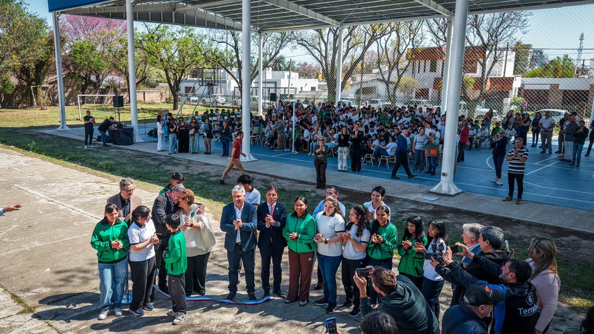 gobdecordoba's tweet photo. 👌El gobernador @MartinLlaryora también destacó la importancia de acercar la educación superior al interior provincial. En ese sentido, recordó la apertura de la sede de la @upc_cordoba #BellVille, a la que señaló como punto de partida para la expansión de la institución hacia otras localidades.

Durante la visita, el gobernador entregó 20 netbooks del programa Tecno Presente y un carro tecnológico a la Escuela ProA Experimental con especialización en TIC. 

La agenda incluyó la entrega de escrituras sociales gratuitas y la adjudicación de créditos del Banco de la Gente y del programa Potenciar Emprendimiento.

#HacerParaCrecer