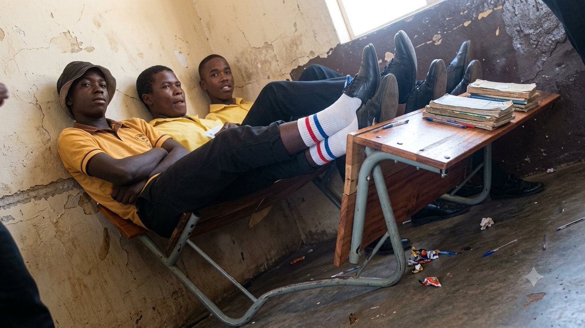 tweetbymelloh's tweet photo. Absolutely no-one 

Pirii: Nyi watatu mnaitwa na principal 

Backbenchers: Mwambie pia sisi tunamuita https://t.co/PKxzFUb8DP
