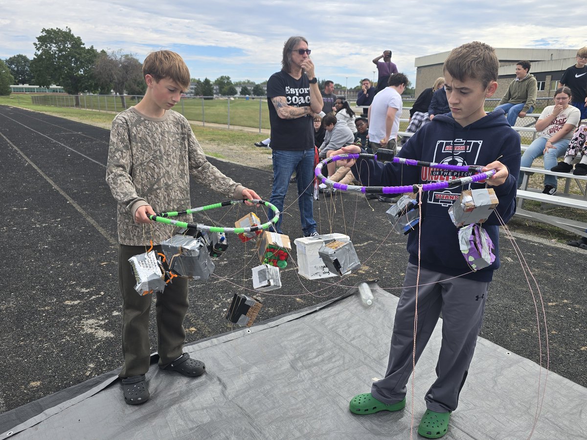 MuncieSchools's tweet photo. Another successful NearSpace balloon launch today at Northside Middle School. We'll see where this one ends up, and the kids will analyze all the atmospheric conditions measured. #STEMLearning https://t.co/t7hRdipEWZ