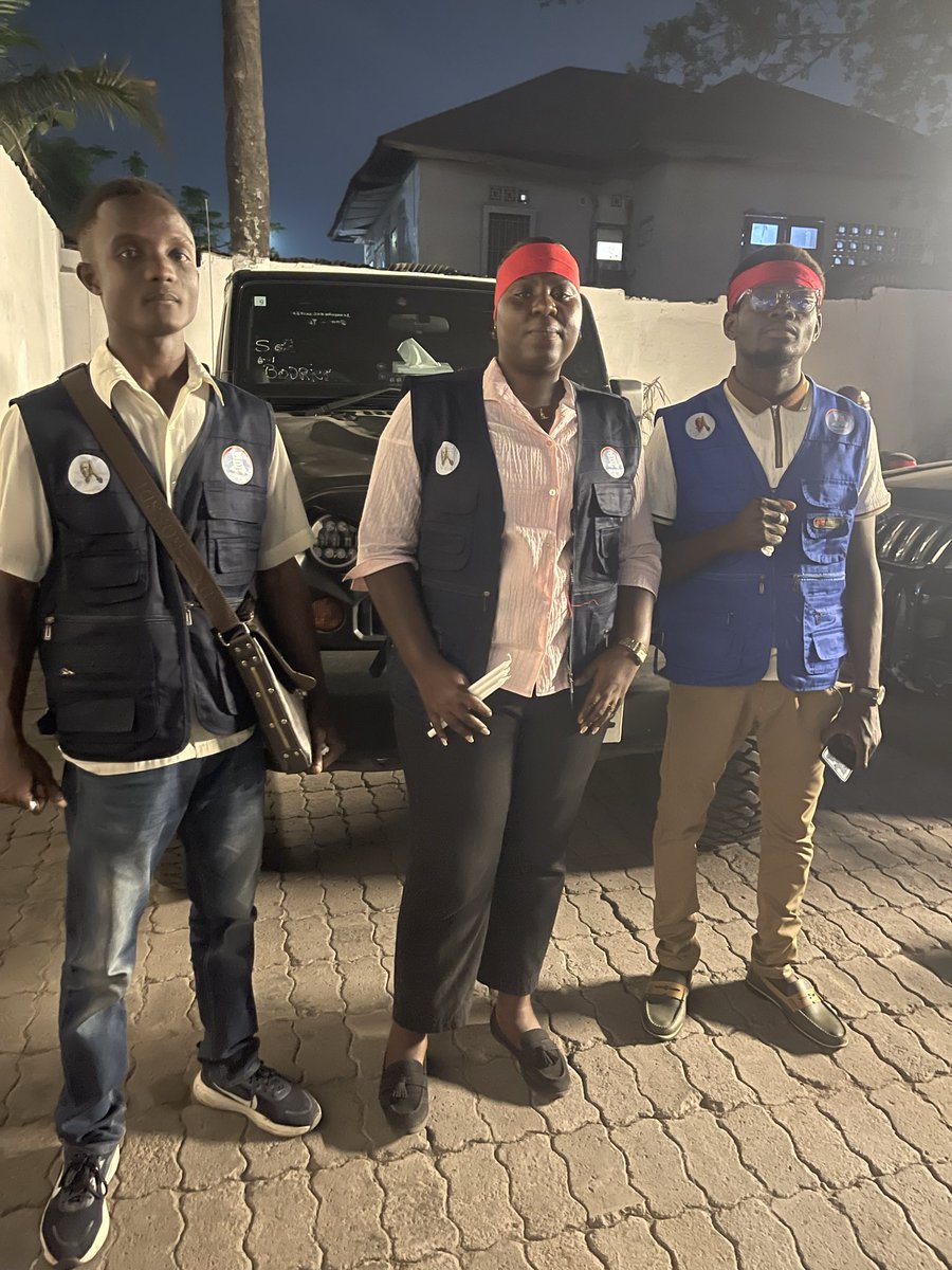 WumbaMaria's tweet photo. Les gilets bleus de Ensemble pour la République sont présents au siège de l'Ecidé pour rendre hommage au guerrie Manassé LOMBOTO tué par le régime Tshisekedi @FBombula @PappyMbaki @NgoyiPatrick11 @moise_katumbi https://t.co/uBzvksijQB