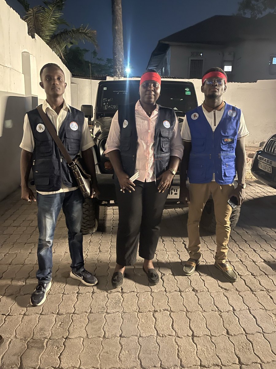 WumbaMaria's tweet photo. Les gilets bleus de Ensemble pour la République sont présents au siège de l'Ecidé pour rendre hommage au guerrie Manassé LOMBOTO tué par le régime Tshisekedi @FBombula @PappyMbaki @NgoyiPatrick11 @moise_katumbi https://t.co/uBzvksijQB