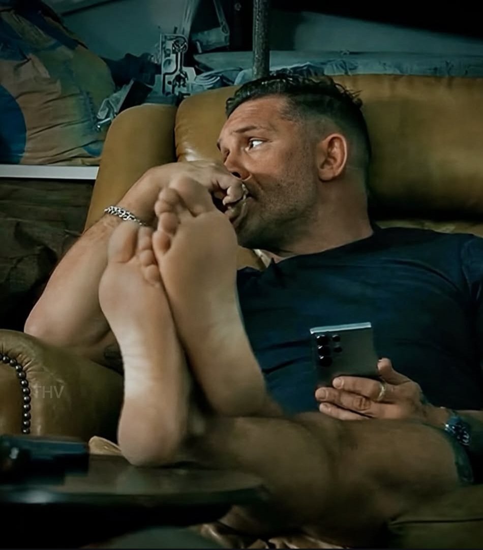 sweet_arbed's tweet photo. I never had a foot fetish till it came to Tom Hardy's feets hahaha. I think they're so adorable 😍 🤧 https://t.co/mrGGlzFAma