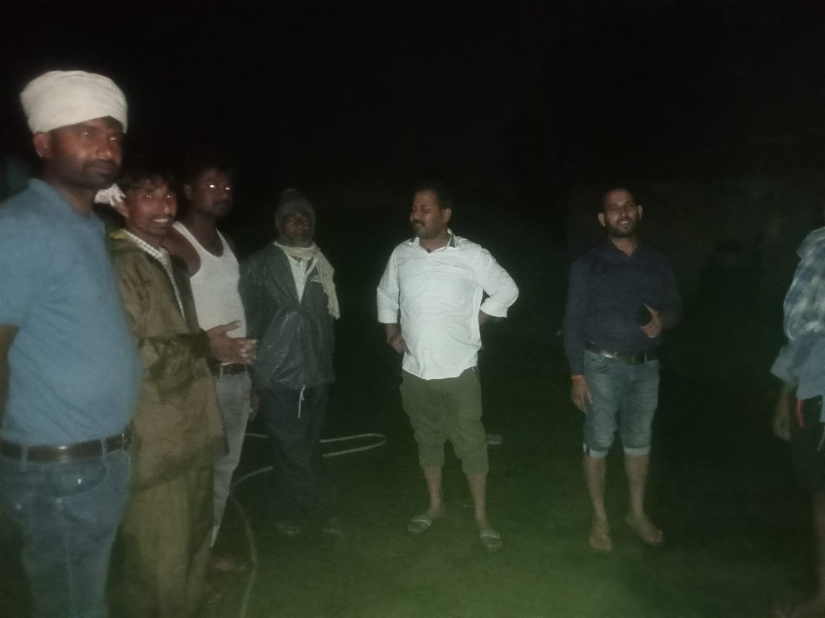 esdrosera's tweet photo. 🌧️ अत्यंत भारी बारिश एवं तेज हवाओं के कारण PSS बेलसंडीतारा के लगभग सभी फीडरों की विद्युत आपूर्ति बाधित हो गई। विपरीत मौसम के बावजूद सहायक विद्युत अभियंता, कनीय विद्युत अभियंता एवं पूरी विद्युत मानवबल टीम बिना रुके लगातार मैदान में डटी रही। ⚡ https://t.co/hqRtGRONjW