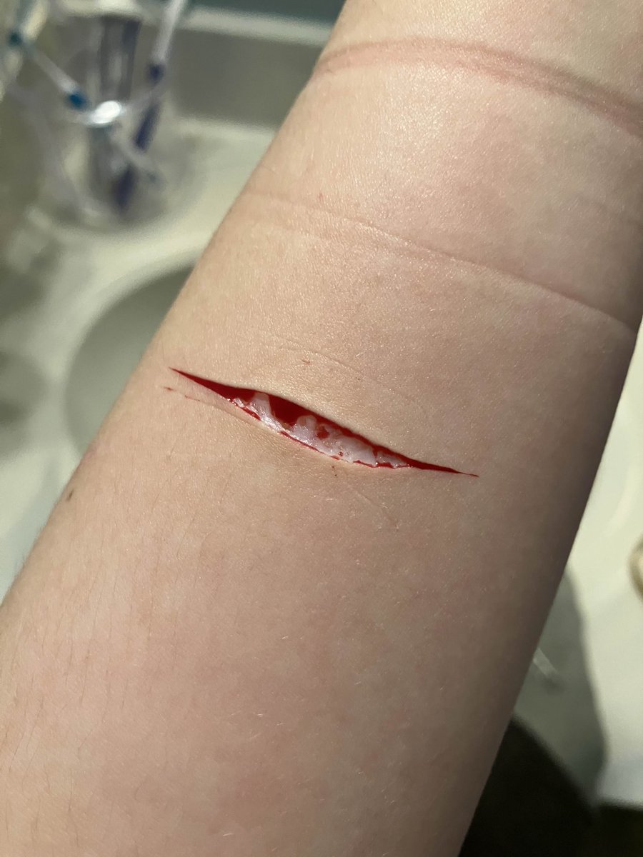 kiiepw's tweet photo. sfx halloween makeup from last year 🤍

i miss doing my AI SFX MAKEUP 😅 sfx btw

#shrtwt #slittwt #988twt https://t.co/k1Rd9Xx3U1