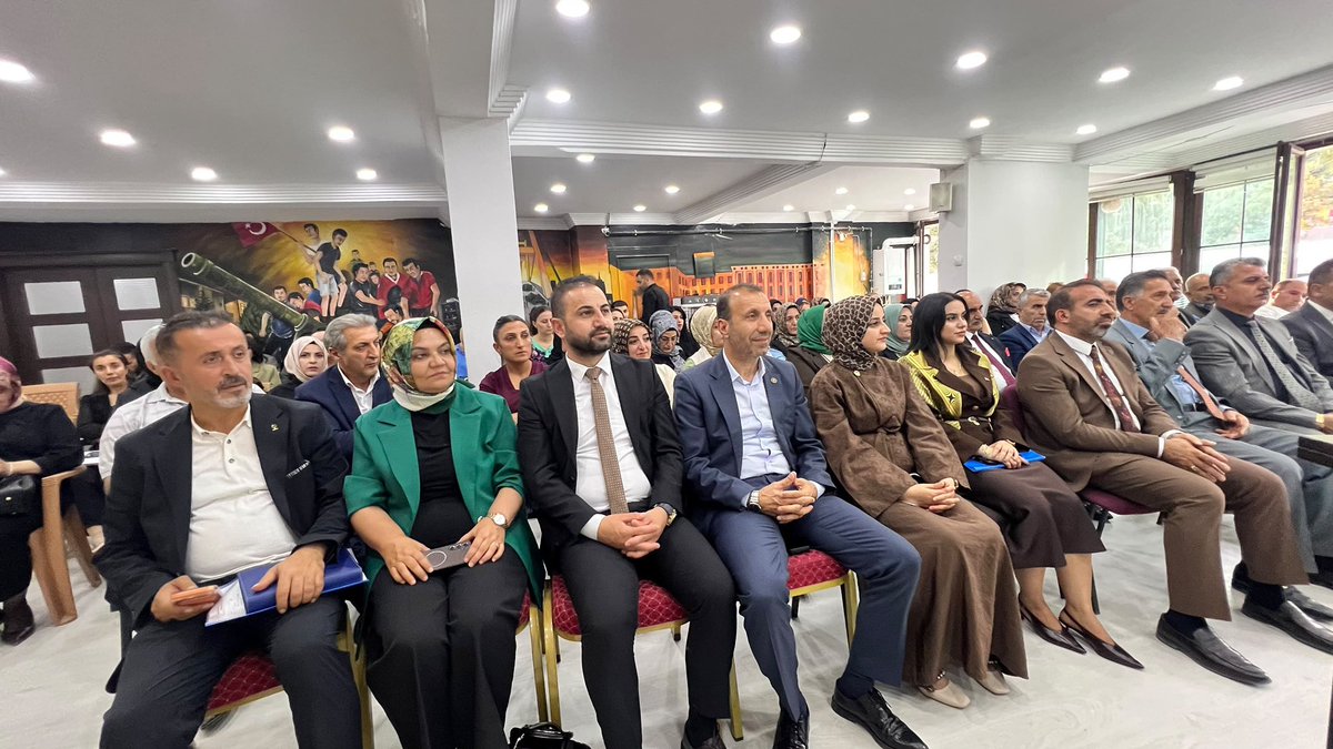 Akgencyova's tweet photo. 📍 AK Parti Hakkâri İl Başkanlığı

🔹Eylül Ayı İl Danışma Meclisi Toplantısı

İl Başkanımız Sn. Zeydin Kaya’nın başkanlığında; ilçe başkanlarımız, gençlik ve kadın kolları başkanlarımız ile teşkilatımızın kıymetli mensuplarıyla Eylül Ayı İl Danışma Meclisi Toplantımızı gerçekleştirdik.

Teşkilat çalışmalarımızı ve önümüzdeki döneme dair çalışmalarımızı istişare ettiğimiz toplantımızın teşkilatımız ve Hakkâri’miz için hayırlara vesile olmasını diliyoruz.

Birlik ve beraberlik içerisinde, aynı azim ve kararlılıkla çalışmalarımızı sürdüreceğiz. @RTErdogan