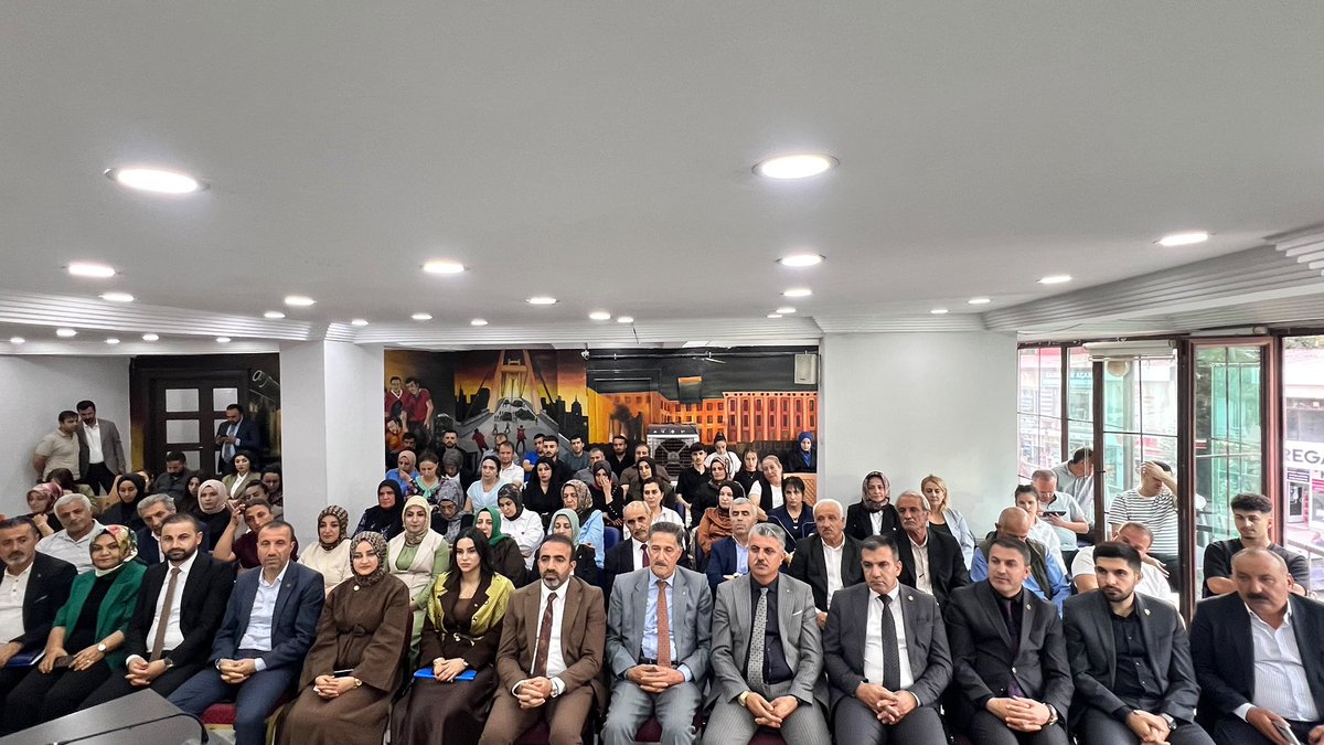 Akgencyova's tweet photo. 📍 AK Parti Hakkâri İl Başkanlığı

🔹Eylül Ayı İl Danışma Meclisi Toplantısı

İl Başkanımız Sn. Zeydin Kaya’nın başkanlığında; ilçe başkanlarımız, gençlik ve kadın kolları başkanlarımız ile teşkilatımızın kıymetli mensuplarıyla Eylül Ayı İl Danışma Meclisi Toplantımızı gerçekleştirdik.

Teşkilat çalışmalarımızı ve önümüzdeki döneme dair çalışmalarımızı istişare ettiğimiz toplantımızın teşkilatımız ve Hakkâri’miz için hayırlara vesile olmasını diliyoruz.

Birlik ve beraberlik içerisinde, aynı azim ve kararlılıkla çalışmalarımızı sürdüreceğiz. @RTErdogan