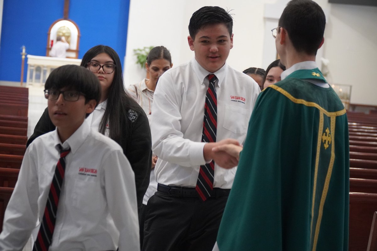 SJDCHS's tweet photo. 🙏 “But who do you say that I am?” — Luke 9:20
Thank you to St. Ignatius Martyr’s Fr. Chris Mulholland, CSC, for celebrating this morning’s liturgy with our Saints community. His homily reminded us to invite Jesus into our hearts each day so His love may shine through us. ✨ https://t.co/qnzW3vebkk