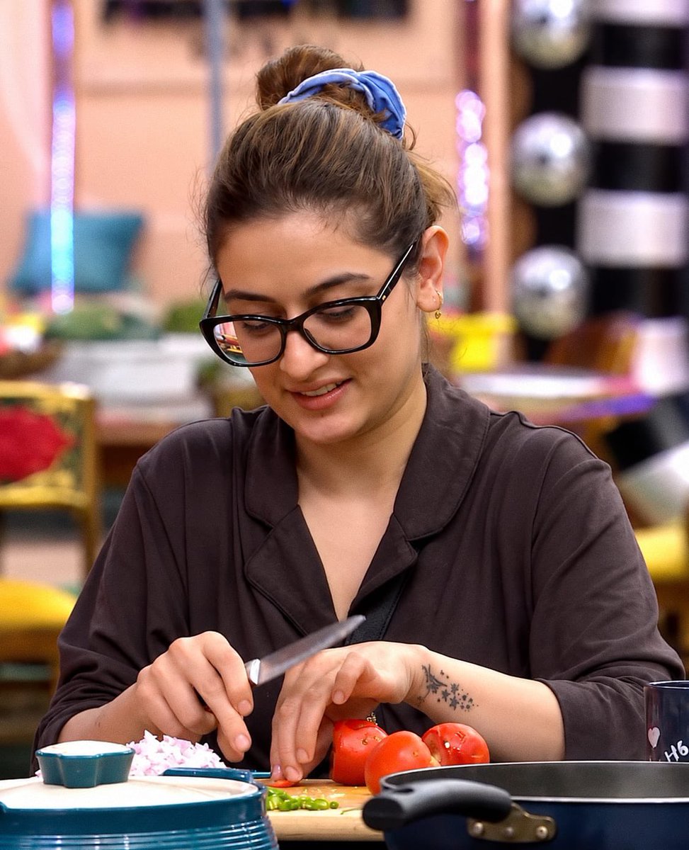 AKitOfTweets's tweet photo. How can someone look this cute while holding a knife? 🔪✨ https://t.co/3N49kO2Lpj