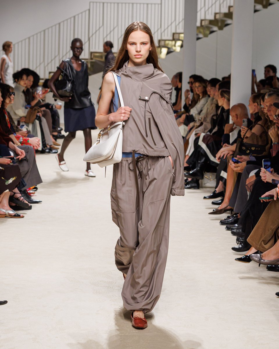 Tods's tweet photo. ITALIAN ATTITUDE
Leather, the brand's material of choice, defines the looks from the Tod's Spring-Summer 2027 Women's Collection: from the trench coat in perforated leather, enriched by the code of the iconic Gommino loafer, to natural tones with burnt hues and accents of red and horizon blue.
Discover more at: https://t.co/XW2m13o3WM
Tod's Creative Director: Matteo Tamburini
#Tods #TodsSS27