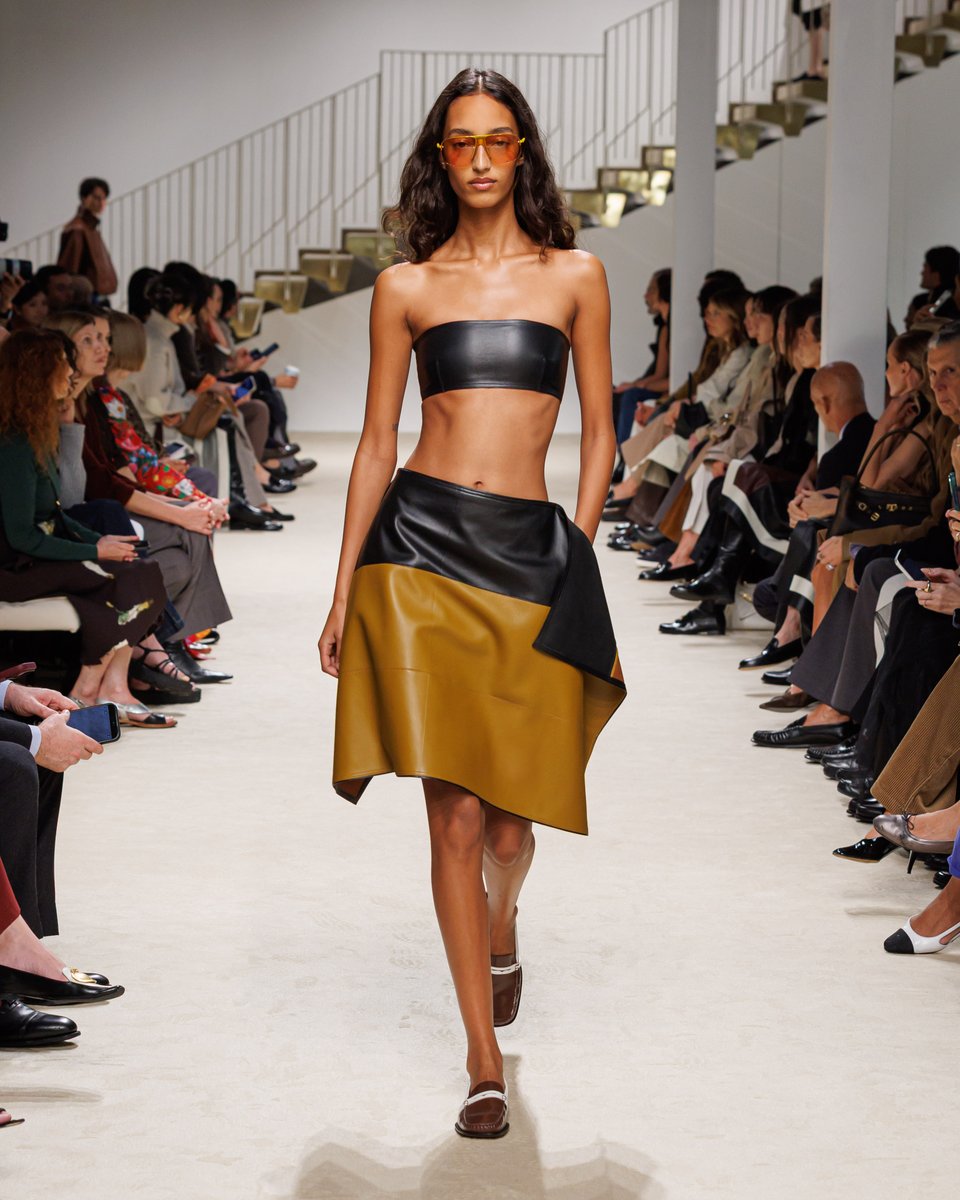 Tods's tweet photo. ITALIAN ATTITUDE
Leather, the brand's material of choice, defines the looks from the Tod's Spring-Summer 2027 Women's Collection: from the trench coat in perforated leather, enriched by the code of the iconic Gommino loafer, to natural tones with burnt hues and accents of red and horizon blue.
Discover more at: https://t.co/XW2m13o3WM
Tod's Creative Director: Matteo Tamburini
#Tods #TodsSS27