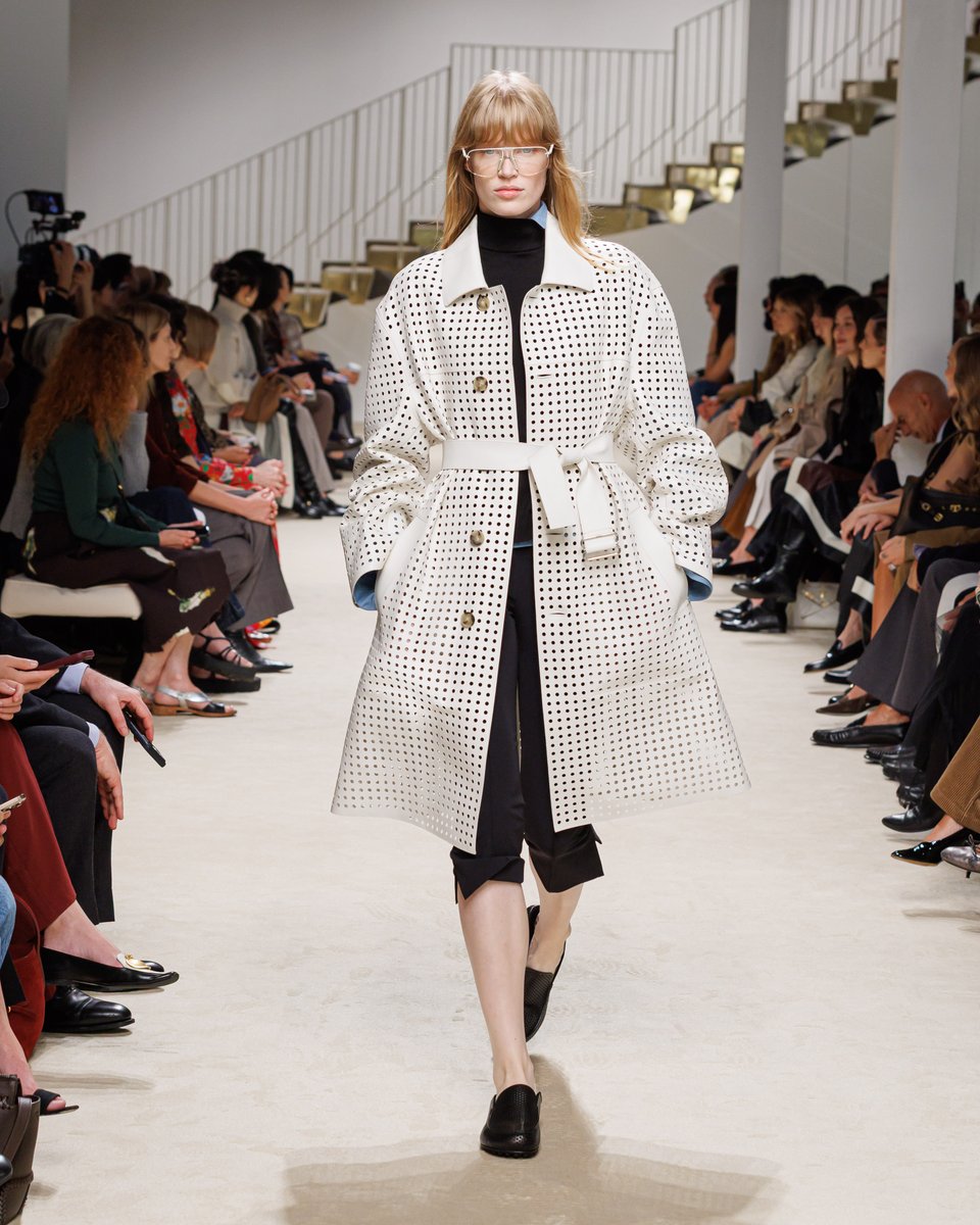 Tods's tweet photo. ITALIAN ATTITUDE
Leather, the brand's material of choice, defines the looks from the Tod's Spring-Summer 2027 Women's Collection: from the trench coat in perforated leather, enriched by the code of the iconic Gommino loafer, to natural tones with burnt hues and accents of red and horizon blue.
Discover more at: https://t.co/XW2m13o3WM
Tod's Creative Director: Matteo Tamburini
#Tods #TodsSS27