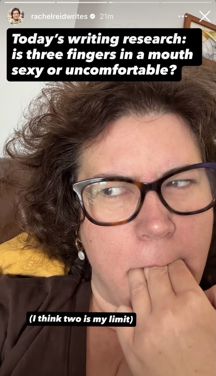 HeatedRivalryBR's tweet photo. R-Rachel? 😨

Rachel Reid, autora de Heated Rivalry, nos stories do Instagram: "Pesquisa de escrita de hoje: três dedos na boca é sexy ou desconfortável? Acho que dois é o meu limite." https://t.co/UeTAko2ldX