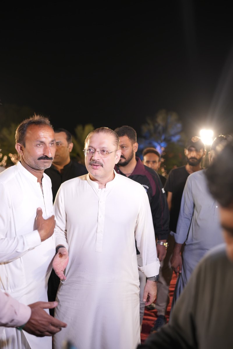 FaizullahK64113's tweet photo. راؤل ہاؤس راہوکی میں پی ایس-61 کے عوام کے اعزاز میں عشائیے کا اہتمام کیا گیا۔ شرجیل انعام میمن نے عوام سے ملاقات کی، ان کے مسائل سنے اور متعلقہ اداروں کے ذریعے مسائل کے حل کے لیے ضروری اقدامات کی یقین دہانی کرائی۔
@sharjeelinam https://t.co/pbcvysDmIL