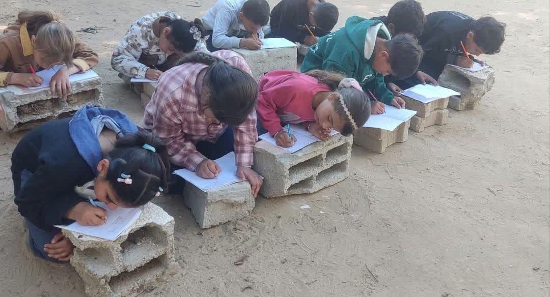 zeus__2098's tweet photo. هر دو نتیجه خوی وحشی‌گری ا س ر ا ئی ل است.

جنگ می‌تواند مدرسه را ویران کند،اما نمی‌تواند آرزوی یک کودک برای آموختن را ویران کند.

#MostMoralArmy https://t.co/S5YzuaPnCY