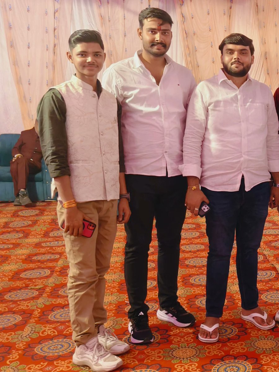StefanyShatf's tweet photo. हमारे प्रिय बड़े भैया तुषार त्रिवेदी जी के शुभ तिलकोत्सव समारोह में उनके निज निवास, जगदीशपुर पहुँचकर हार्दिक शुभकामनाएँ देने का सौभाग्य प्राप्त हुआ। https://t.co/d44zbo8PVH