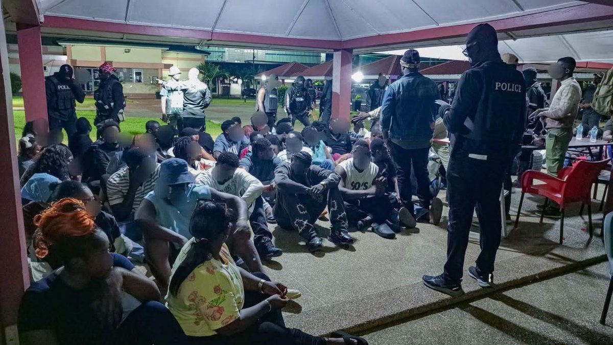 SIKAOFFICIAL1's tweet photo. The Ghana Police Service has arrested 64 suspects for the alleged unlawful possession of firearms and ammunition at a lounge near Achimota Mile 7 in the Greater Accra Region. 

The arrest followed reports from residents about the group’s suspected criminal activities and alleged trading of firearms in the area.

[📸: Ghana Police Service]