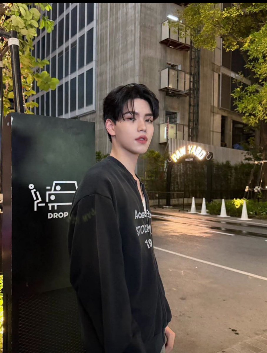 ai_swe41472's tweet photo. အချစ်တဲ့
နှုတ်ခမ်းဖူဖူ
မျက်လုံးဝိုင်းဝိုင်းလေးနဲ့
ကိုယ်နဲ့နေ့နာမ်တူတဲ့တနင်္ဂနွေနေ့နာမ်သားလေးလေ
#pete
#Pete_nvich https://t.co/lHvvL2dEAb
