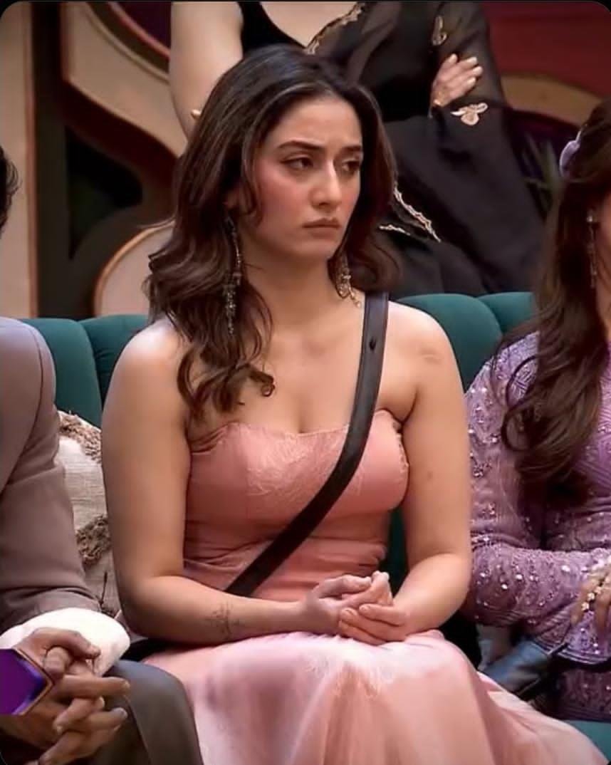 TeamPratikOFC's tweet photo. Salman sir ne daant lagayi cutie ko 😾 #UditiSingh https://t.co/1BG0LLKoHH