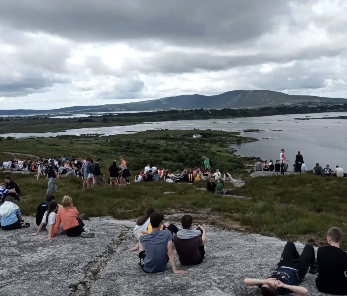 TheBrianMcManus's tweet photo. Chuaigh mé go scoil i Tulach. Trasna an bhóthair ó TG4. 

🎶 Níl trá ag Ros a' Mhíl do da do da  🎶 https://t.co/AIZwOKHp80