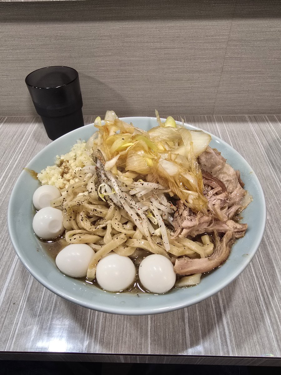 jun_7lifetime6's tweet photo. 豚が1番⭐︎脂が2番　春日部店

またしても埼玉に名店誕生です！
麺とスープの相性は抜群！チャーシューはホロホロでとろけてしまう😋

味も最高でしたが何より接客が完璧です！
ワンオペでほぼ満席を接客から商品提供まで完璧にこなすお店はなかなかないと思います！
退店時も気持ちいい挨拶で https://t.co/VyBZelkaph