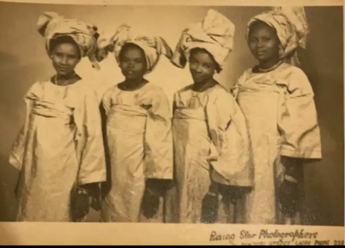 Daynemeymey's tweet photo. Una mama still Dey naked when Yoruba women Dey use that style of gele and also damask fabric was first used in Nigeria by Yoruba women https://t.co/nSDl9jOfQs