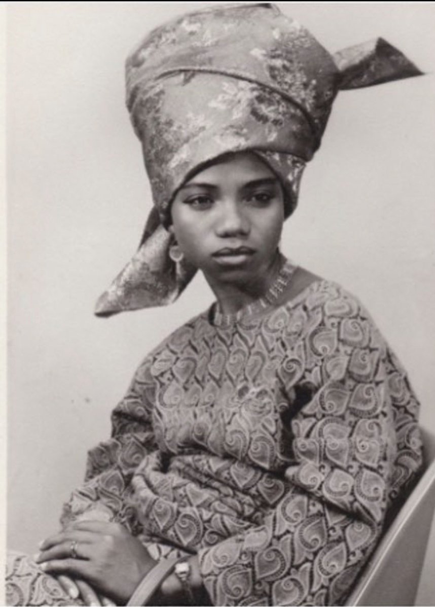 Daynemeymey's tweet photo. Una mama still Dey naked when Yoruba women Dey use that style of gele and also damask fabric was first used in Nigeria by Yoruba women https://t.co/nSDl9jOfQs