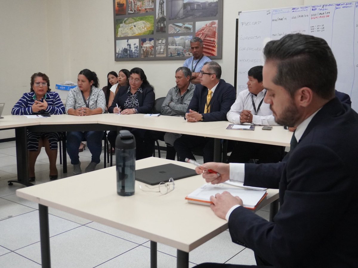 ARCH_Ec's tweet photo. 📢 #ARCHInforma

Recibimos a representantes de los transportistas de #GLP de las asociaciones @Fenatrape_EC, #CAMATRAP y otras, en una reunión liderada por nuestro director ejecutivo (E), @Christianpuent, con el fin de realizar seguimiento de temas en favor del sector. 🚚💨 https://t.co/Fvwj8Xle4l