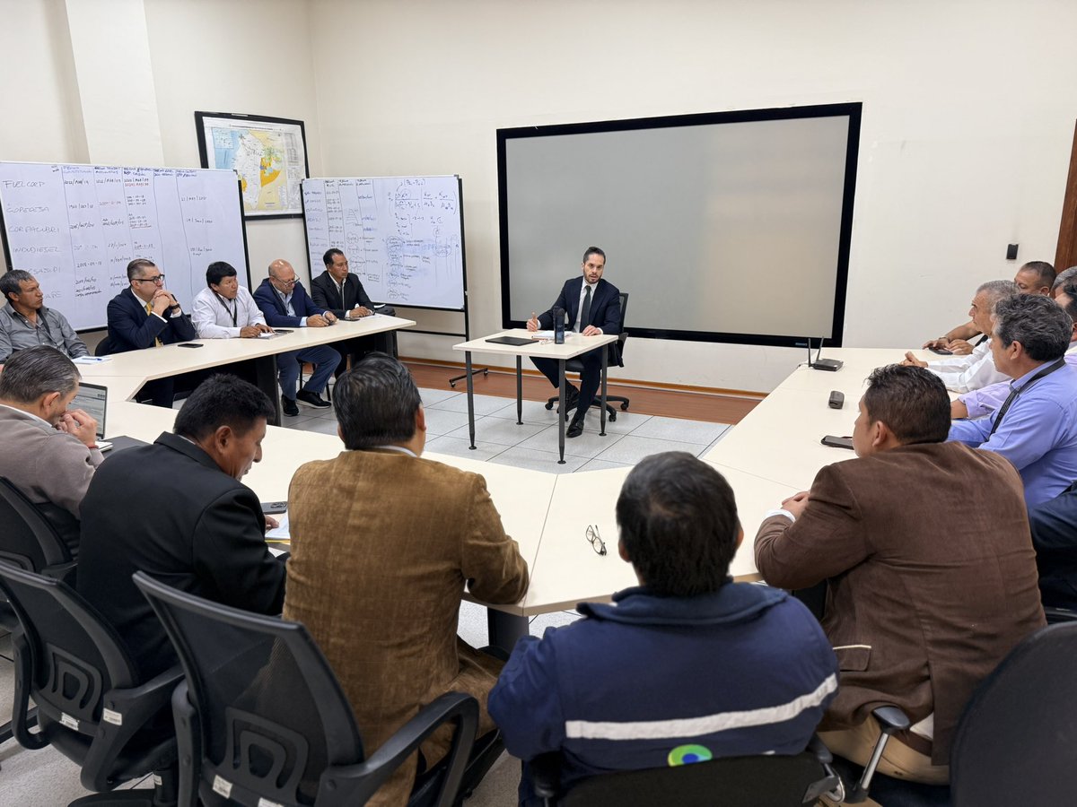 ARCH_Ec's tweet photo. 📢 #ARCHInforma

Recibimos a representantes de los transportistas de #GLP de las asociaciones @Fenatrape_EC, #CAMATRAP y otras, en una reunión liderada por nuestro director ejecutivo (E), @Christianpuent, con el fin de realizar seguimiento de temas en favor del sector. 🚚💨 https://t.co/Fvwj8Xle4l