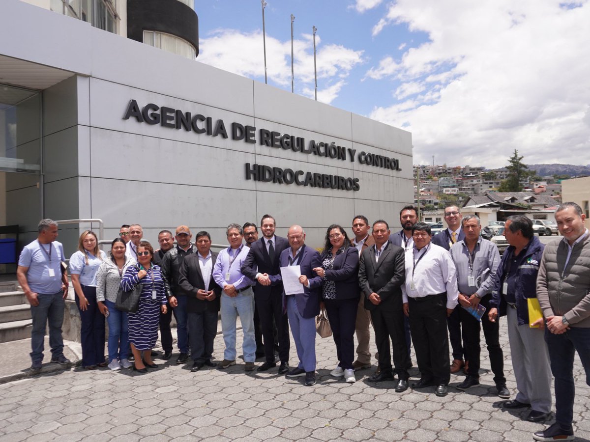 ARCH_Ec's tweet photo. 📢 #ARCHInforma

Recibimos a representantes de los transportistas de #GLP de las asociaciones @Fenatrape_EC, #CAMATRAP y otras, en una reunión liderada por nuestro director ejecutivo (E), @Christianpuent, con el fin de realizar seguimiento de temas en favor del sector. 🚚💨 https://t.co/Fvwj8Xle4l