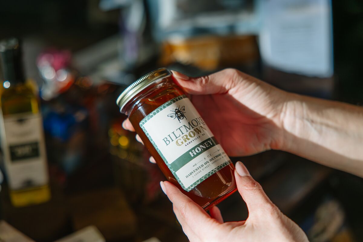 BiltmoreEstate's tweet photo. During this season of harvest, discover Biltmore® Grown; the highest-quality premium, pasture-based products from our estate 🍯

Meat, honey, sunflower oil, and more are harvested to offer you the best quality and sustainable choices. Learn more: https://t.co/5440MVBpET https://t.co/l2myWUkiCk