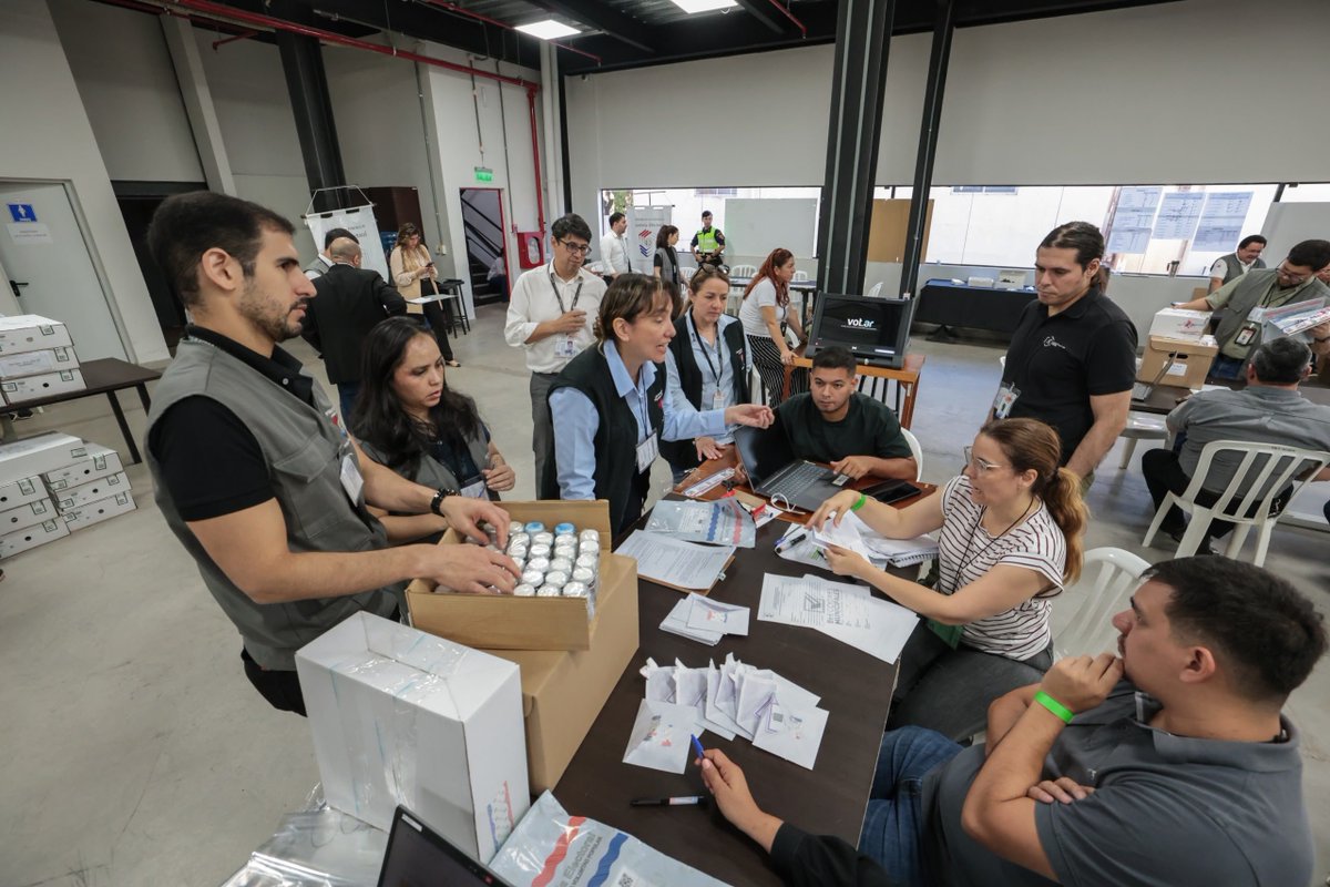 agparaguay's tweet photo. 🗳️ TSJE culmina auditoría de materiales electorales

La Justicia Electoral concluyó la auditoría de materiales, útiles y documentos electorales de los 17 departamentos, con el control final de los maletines correspondientes a Capital.
El proceso incluyó pruebas de máquinas de votación, impresión de documentos, testeo de pendrives, lectura de códigos y verificación de credenciales, con acompañamiento de representantes de organizaciones políticas.

📅 Todo queda listo para las Elecciones Municipales del domingo 4 de octubre, con el objetivo de garantizar el normal desarrollo de los comicios.
