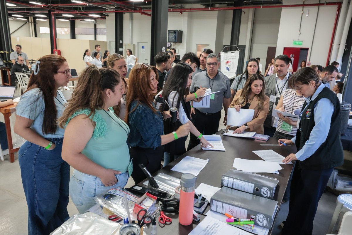 agparaguay's tweet photo. 🗳️ TSJE culmina auditoría de materiales electorales

La Justicia Electoral concluyó la auditoría de materiales, útiles y documentos electorales de los 17 departamentos, con el control final de los maletines correspondientes a Capital.
El proceso incluyó pruebas de máquinas de votación, impresión de documentos, testeo de pendrives, lectura de códigos y verificación de credenciales, con acompañamiento de representantes de organizaciones políticas.

📅 Todo queda listo para las Elecciones Municipales del domingo 4 de octubre, con el objetivo de garantizar el normal desarrollo de los comicios.