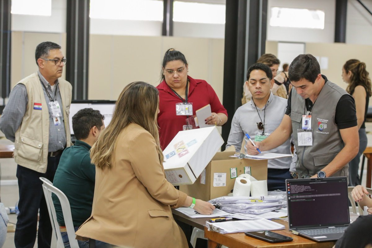 agparaguay's tweet photo. 🗳️ TSJE culmina auditoría de materiales electorales

La Justicia Electoral concluyó la auditoría de materiales, útiles y documentos electorales de los 17 departamentos, con el control final de los maletines correspondientes a Capital.
El proceso incluyó pruebas de máquinas de votación, impresión de documentos, testeo de pendrives, lectura de códigos y verificación de credenciales, con acompañamiento de representantes de organizaciones políticas.

📅 Todo queda listo para las Elecciones Municipales del domingo 4 de octubre, con el objetivo de garantizar el normal desarrollo de los comicios.