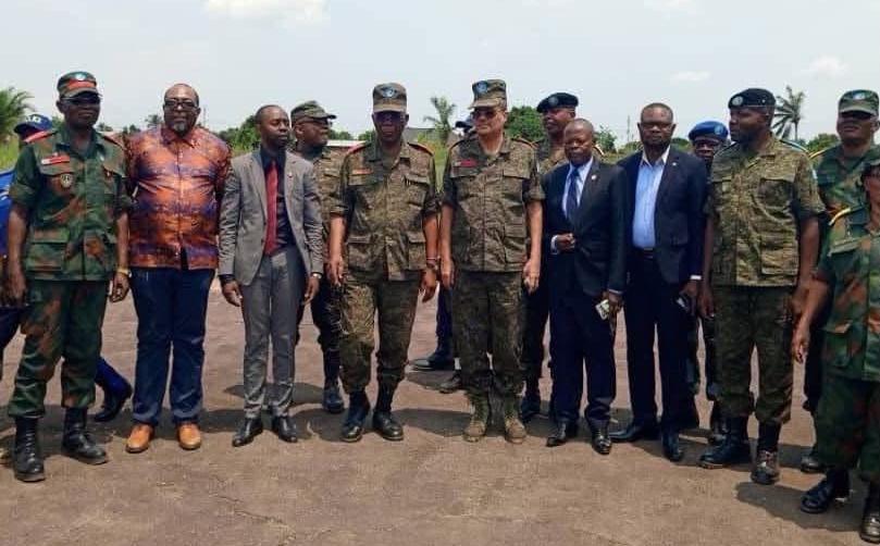 OpinionInfocd's tweet photo. 🔴Le commandement de la justice militaire. Cette photo était pourtant la dernière. Il s’agit là des passagers à bord du petit porteur TRACEP/CONGO Aviation. Tous ont péri après le crash. https://t.co/UWpTo0BJBN